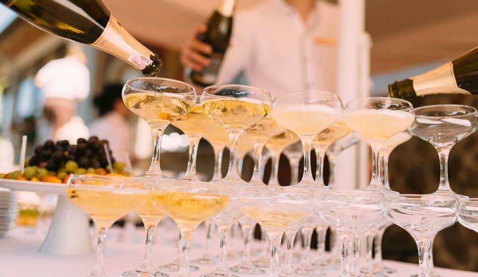 Sekt_Pyramid Pyramid of Coupe Glasses Filled with Sparkling Wine